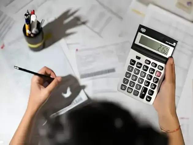 Ilustração uma mesa com muitos contratos financeiros.
